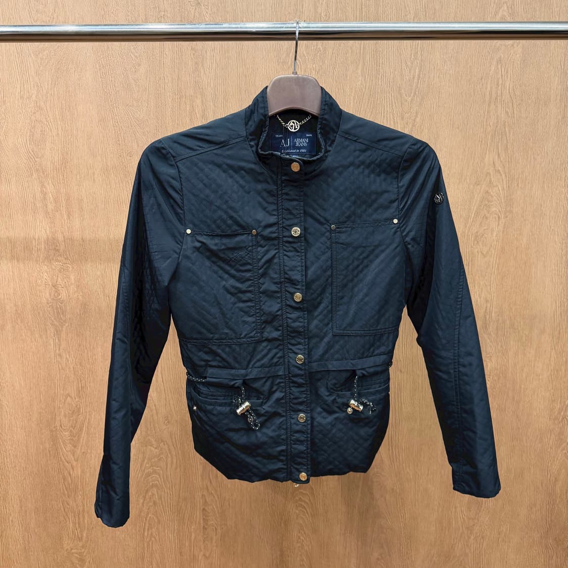 아르마니 진스 퀄팅 경량 자켓 골드 로고 장식 드로우 스트링 디테일 블랙 상품이미지2