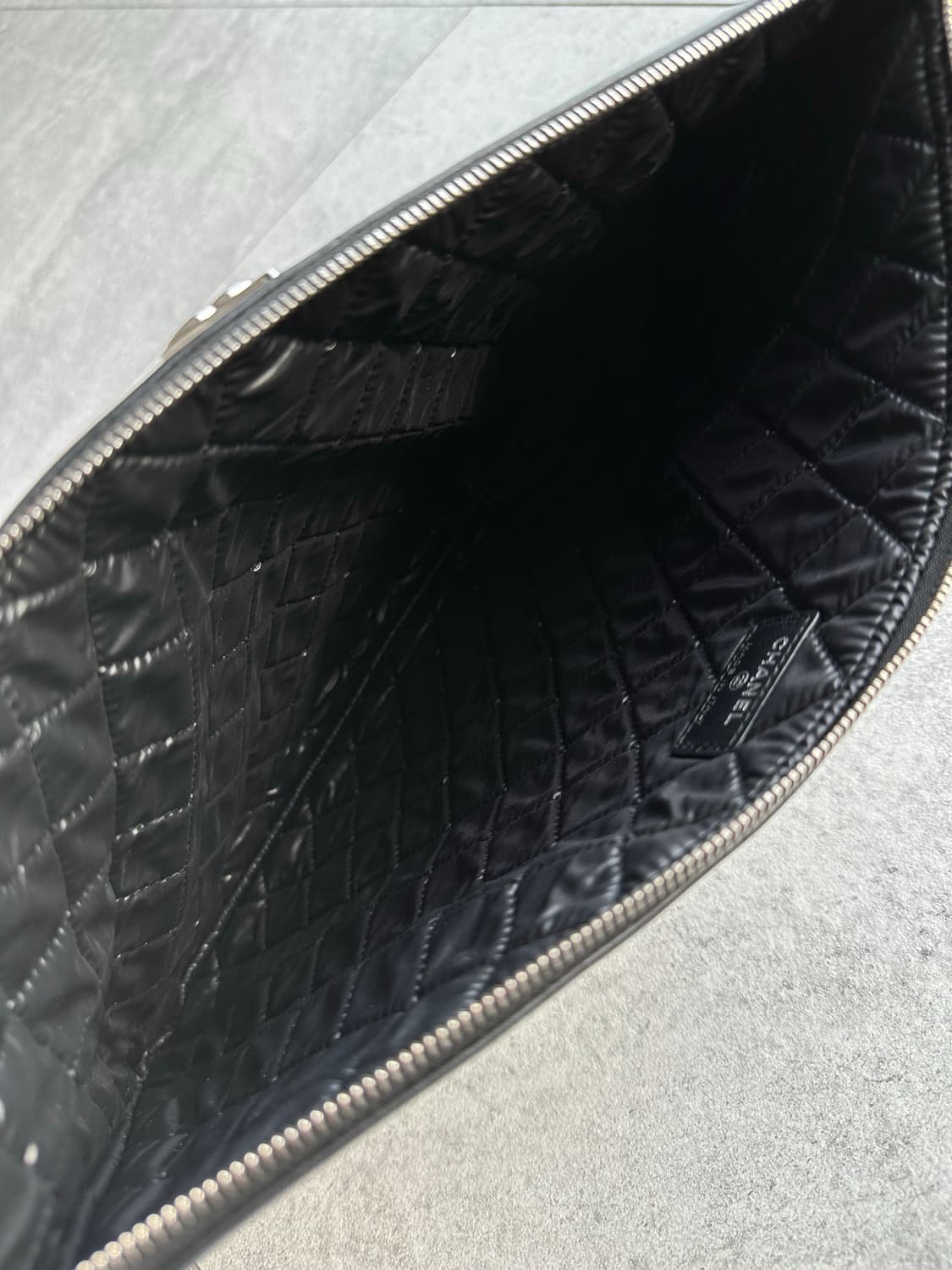 샤넬 여성 보이샤넬 은장 램스킨 클러치백 블랙 라지 상품이미지8