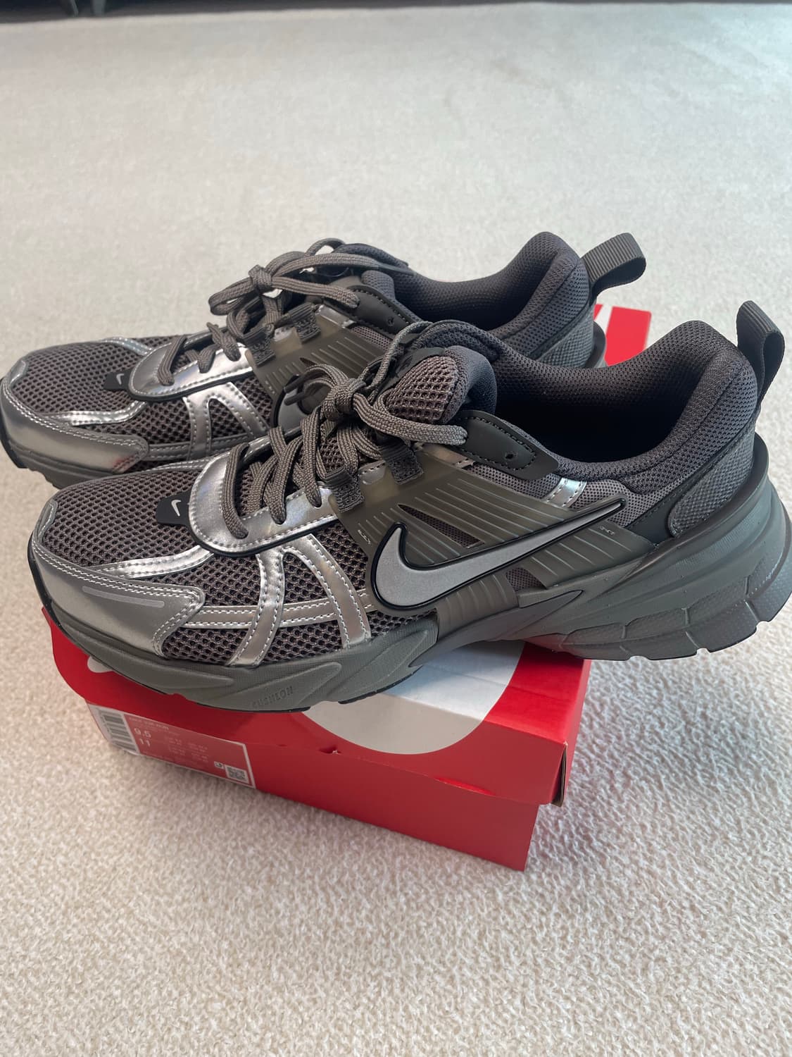 나이키 V2K 런 운동화 케이브 스톤/메탈릭 실버 275 상품이미지2