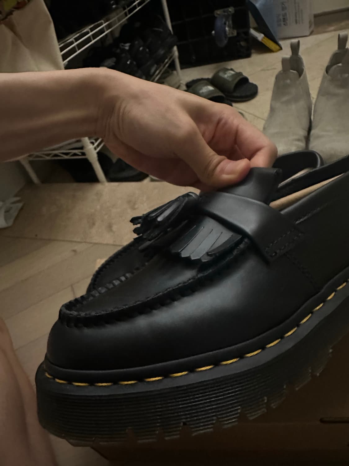 Dr. Martens 안드리안 벡스 스무스 레더 테슬 로퍼 블랙 상품이미지5