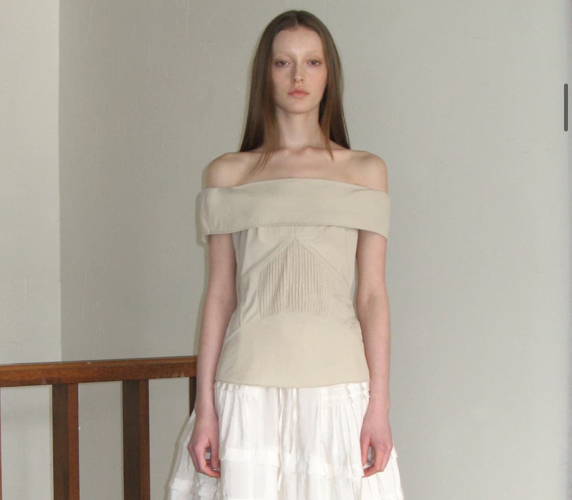 (새제품) 시눈 OFF-SHOULDER PINTUCK BLOUSE 상품이미지1