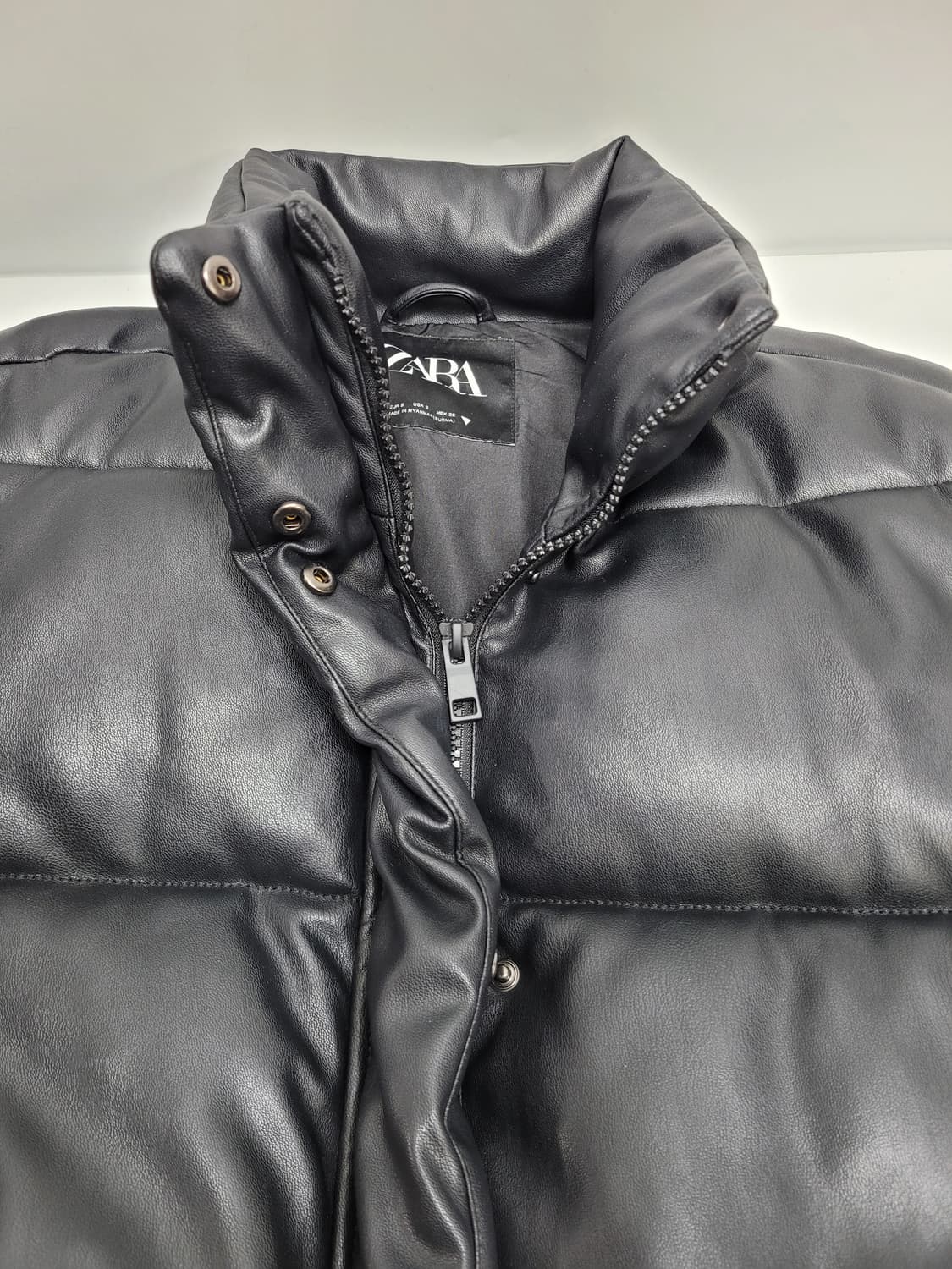 ZARA 자라 페이크 레더 푸퍼 패딩 점퍼 / 여 S 블랙
 상품이미지4