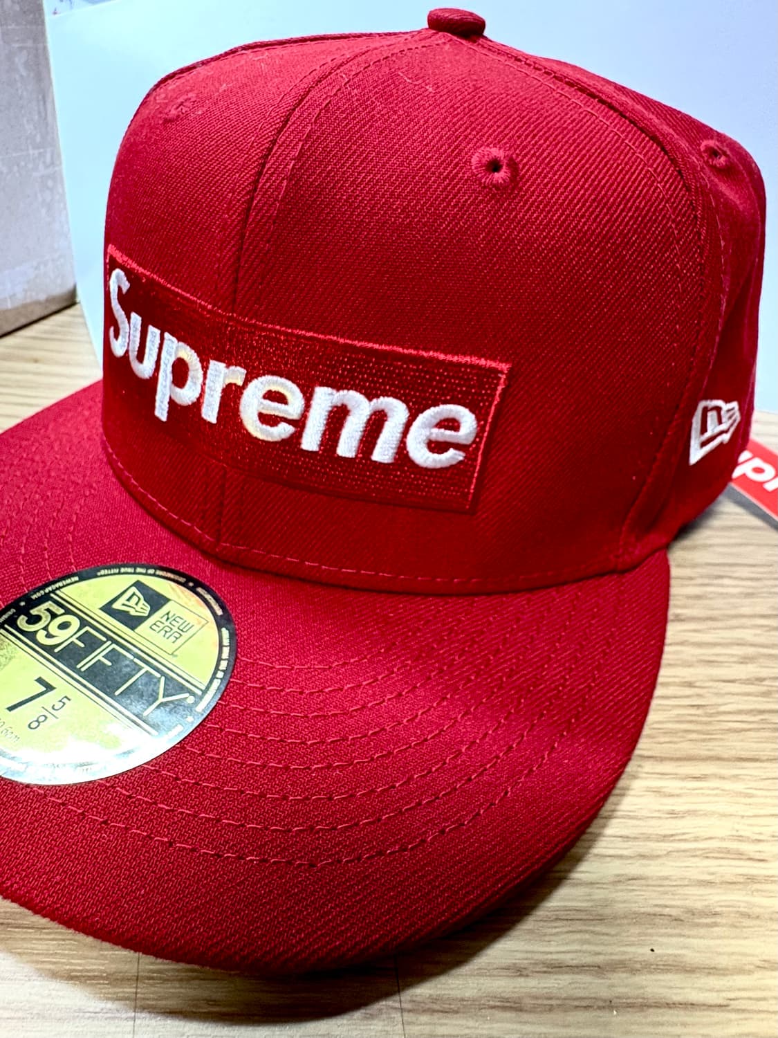 슈프림 x 뉴에라 머니박스 로고 레드캡  상품이미지1