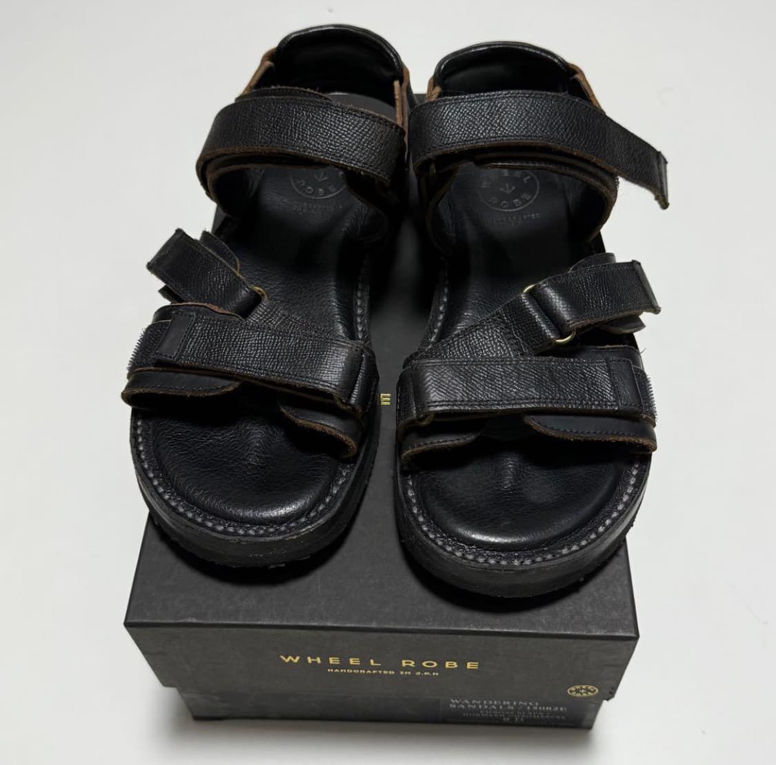 휠 로브 해치그레인 가죽 샌들 상품이미지1