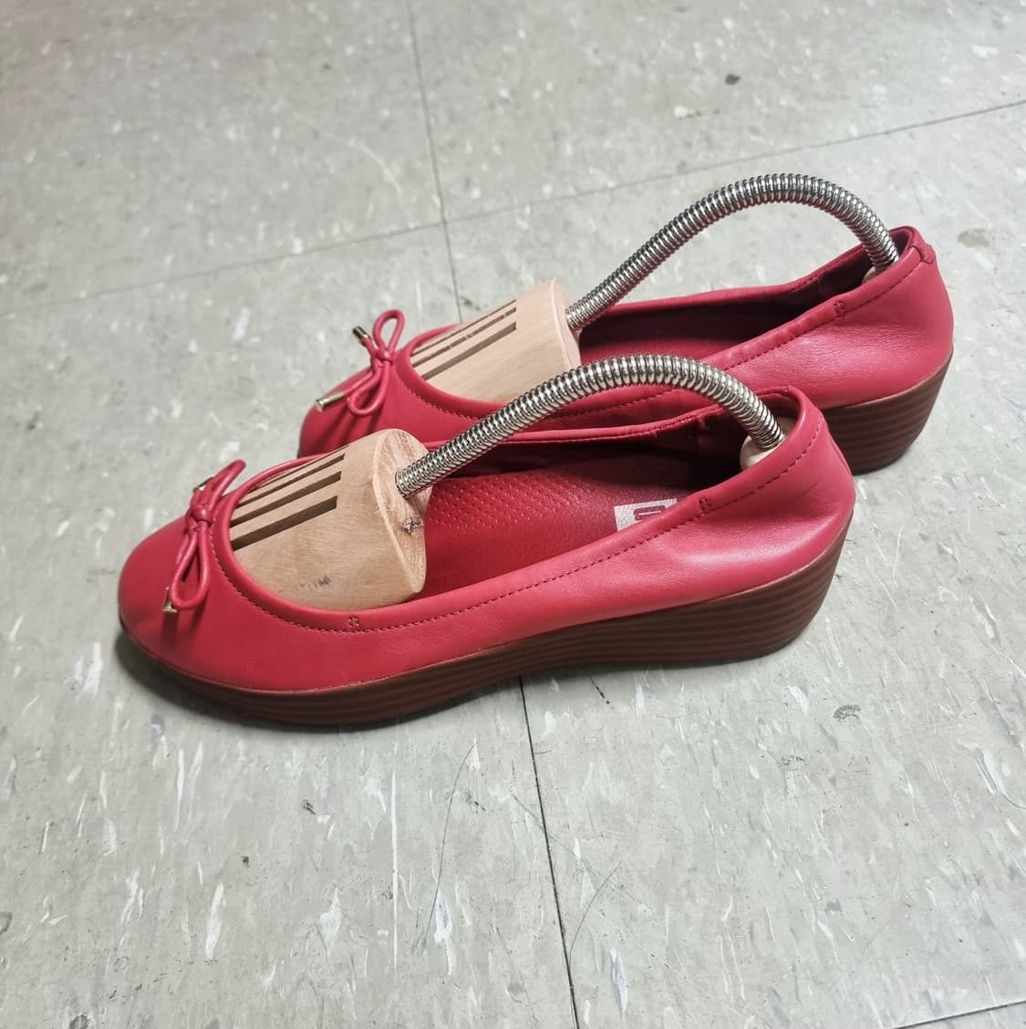 핏플랍 슈퍼컴포트 소가죽 슈즈 단화 다홍 (240/EU37) 상태좋음 상품이미지3