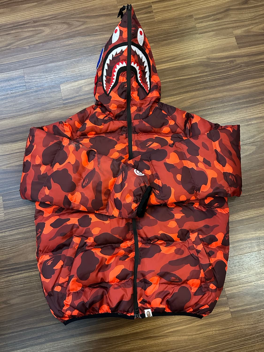 BAPE 레드 카모 샤크 패딩 XXL 상품이미지2