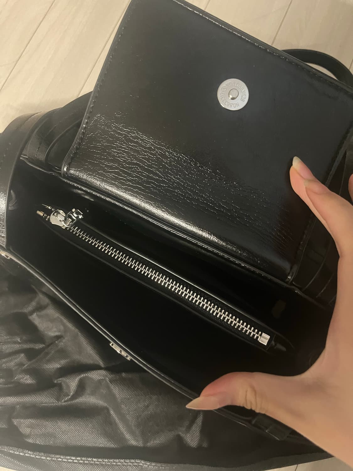 레더리 볼티드 스퀘어 숄더백 블랙 상품이미지2