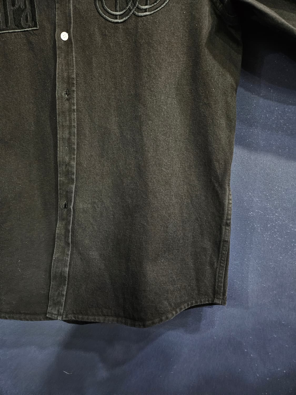 플라스틱 프로덕트 자수 블랙컬러 남성 오버핏 90~95 데님 긴팔셔츠  상품이미지6