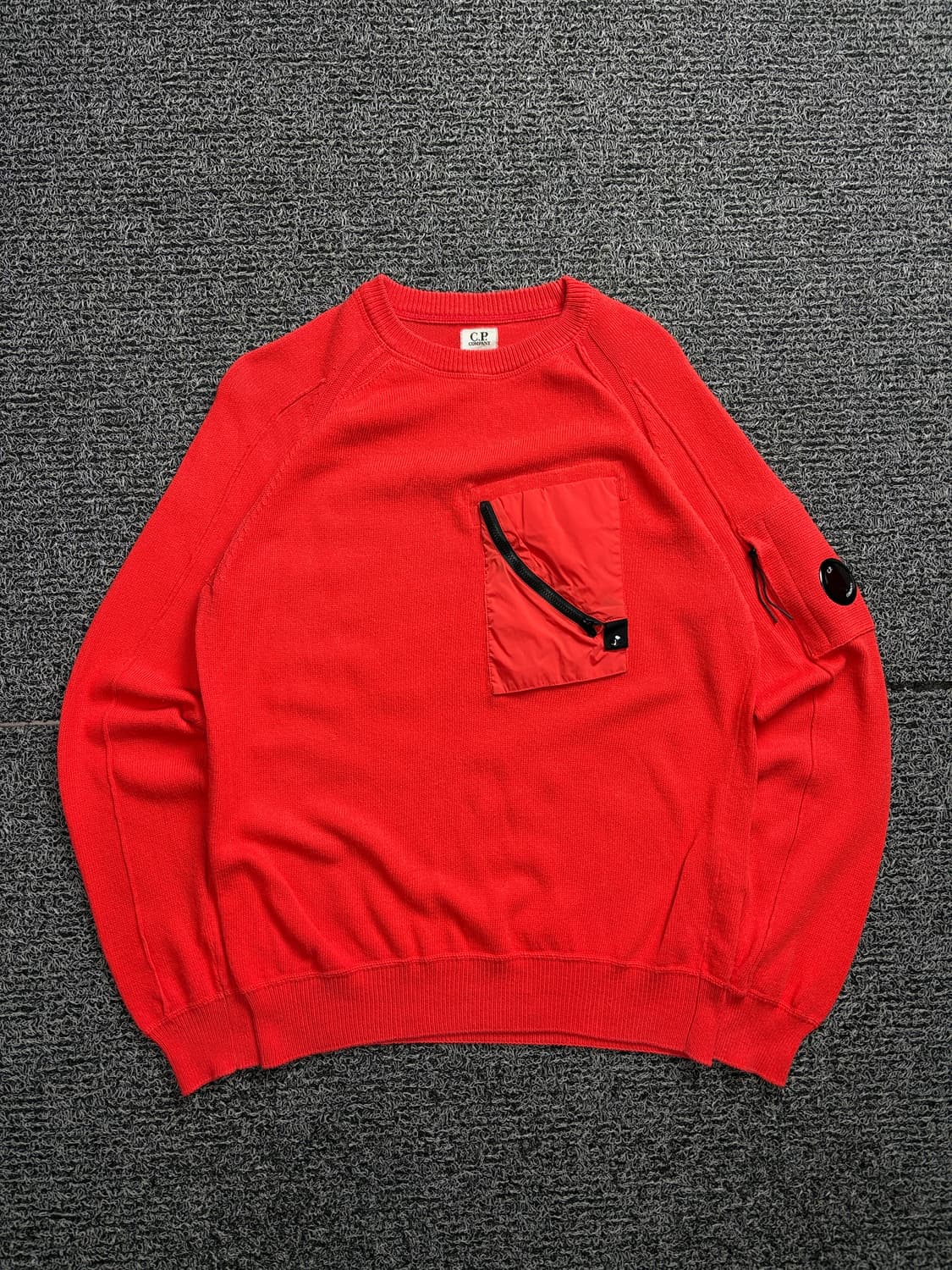 CP컴퍼니 11주년 렌즈 와펜 니트 레드 2028 상품이미지2