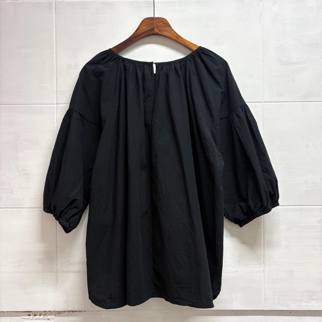 Season Reason 블랙 셔링 쉬미즈 벌룬 블라우스  JPN 상품이미지5