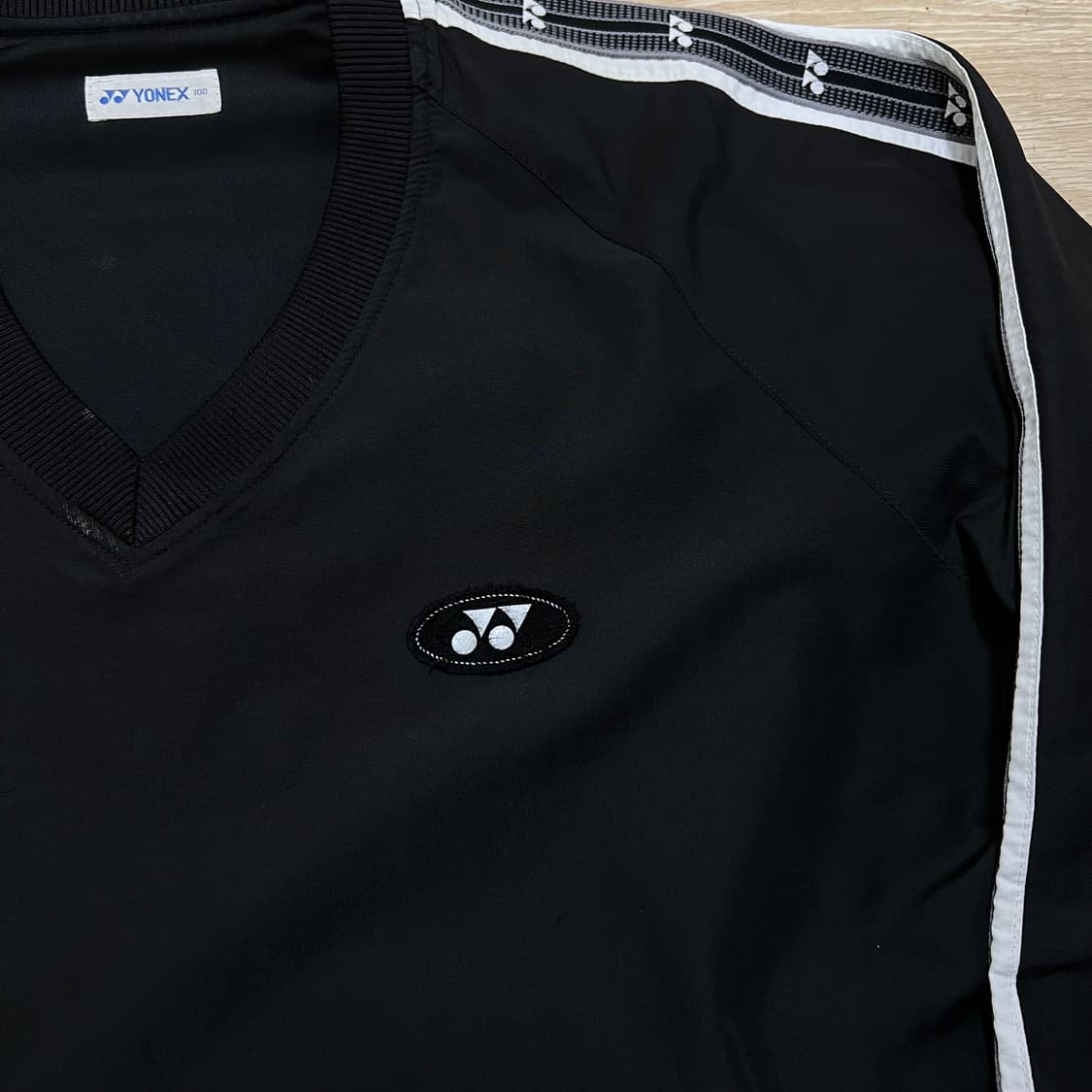 요넥스 사이드라인 테이핑 브이넥 바람막이 웜업 풀오버 [블랙] L/100 상품이미지4