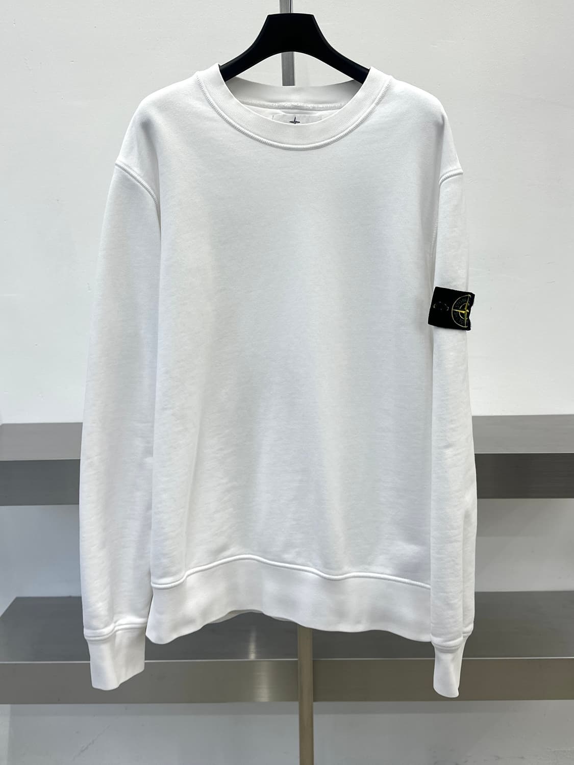 스톤아일랜드 와펜 화이트 맨투맨  상품이미지2