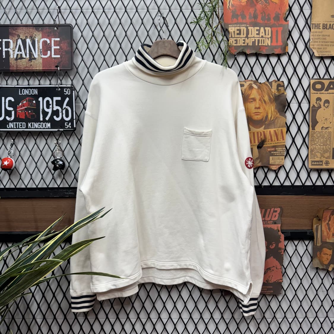 카브엠트 원포켓 스웻셔츠 후면 CE 로고 포인트 화이트 맨투맨 상품이미지2