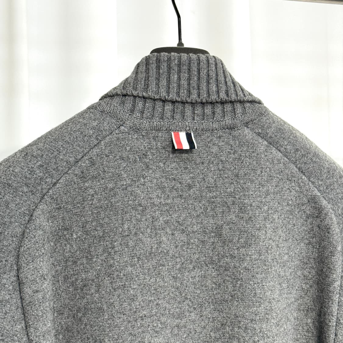 [새상품/4] 25fw 톰브라운 RWB 밀라노 스티치 암밴드 니트 코트  상품이미지6