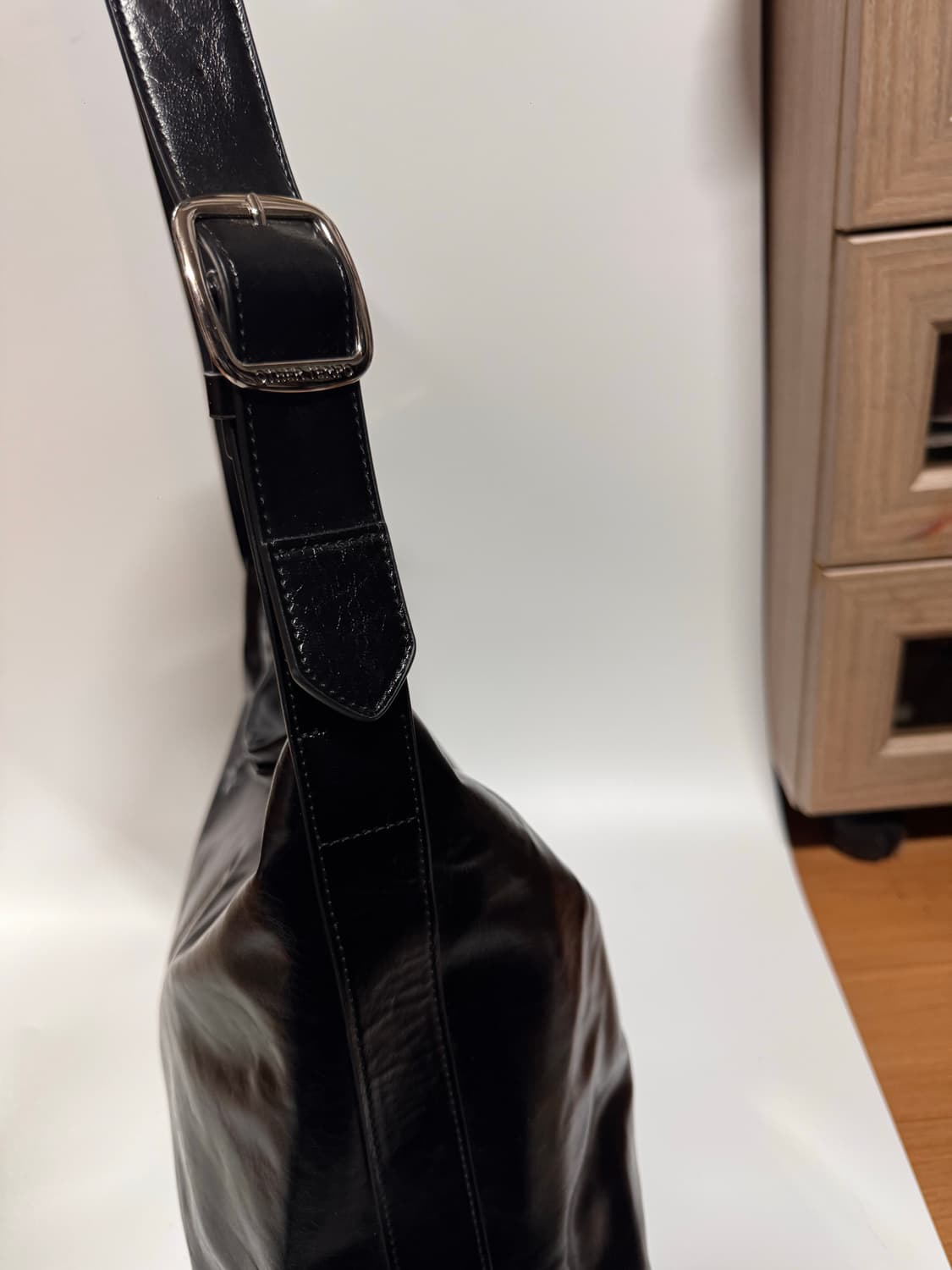 아더템보 블랙 숄더백 상품이미지5