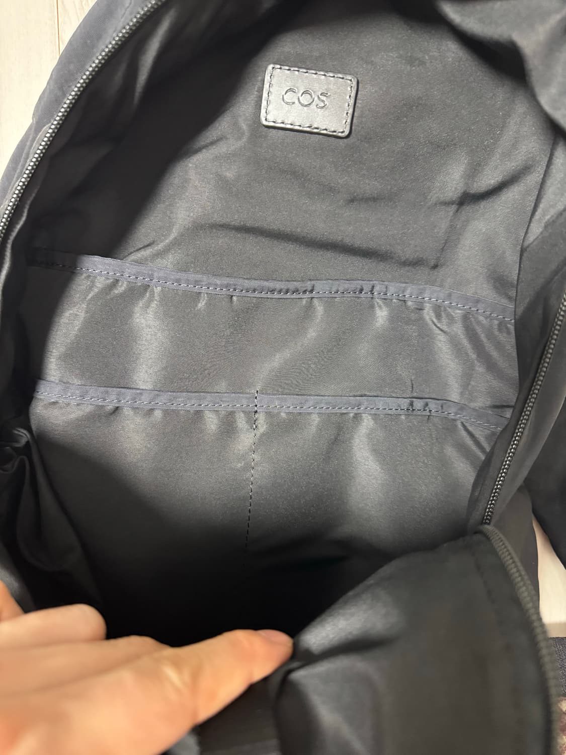 Cos 블랙 나일론백팩 상품이미지3