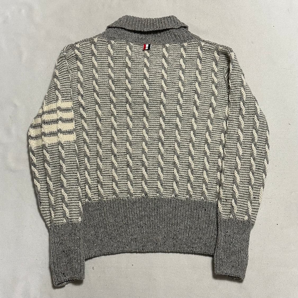 4 톰브라운 트위스트 케이블 브이넥 니트 상품이미지3