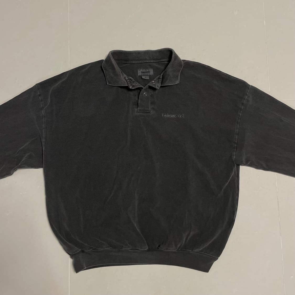 정품 디스이즈네버댓 피그먼트 차콜 빅로고 긴팔 카라티 상품이미지5