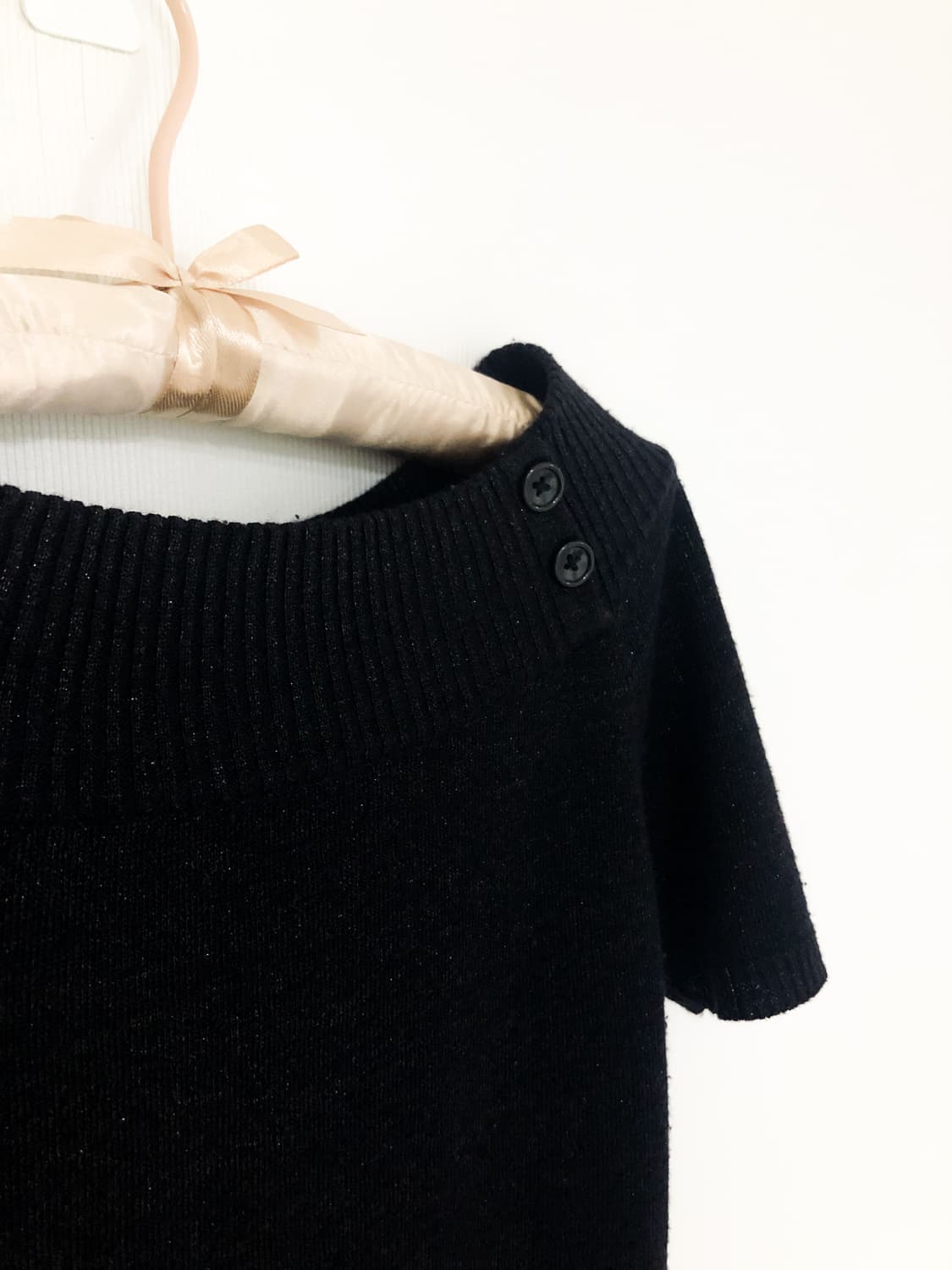 반짝이 블랙 버튼 오프숄더 반팔 니트 상품이미지2