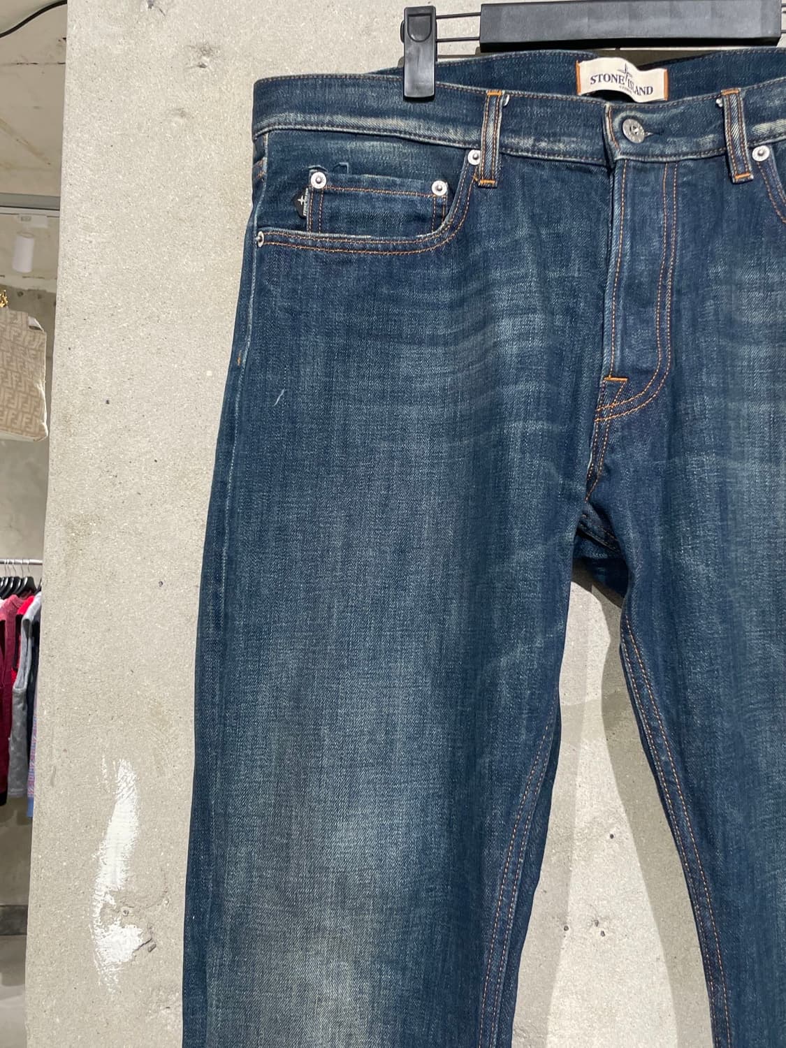 스톤 아일랜드 진청 와펜 워싱 데님 팬츠 상품이미지3