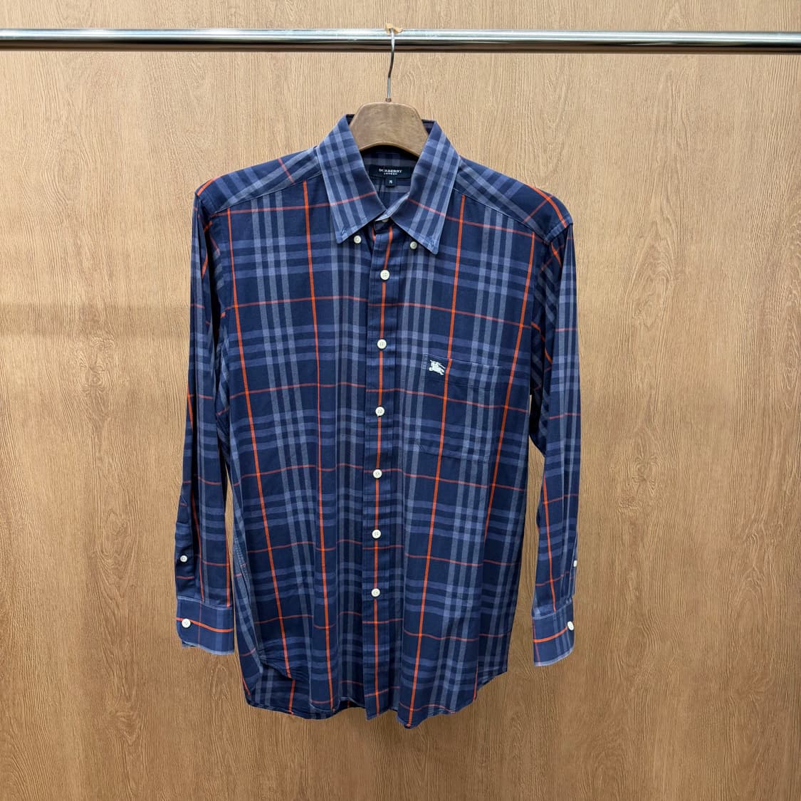 버버리 런던 코튼 셔츠 레드 그레이 체크 패턴 로고 자수 디테일 네이비 상품이미지2