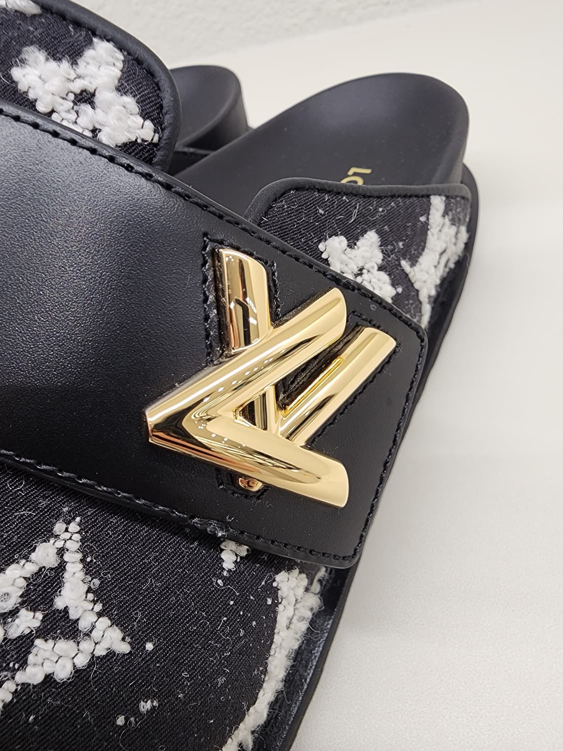 루이비통 1AIDP0 LV 코지 플랫 컴포트 클로그 블랙 37 상품이미지6