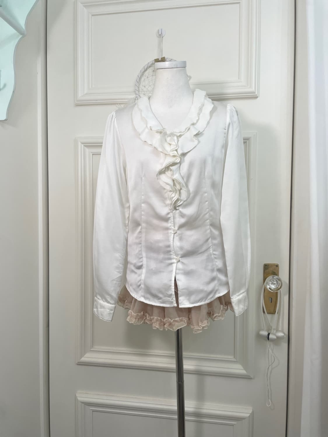 ivory satin ruffle blouse(size-2)  상품이미지1
