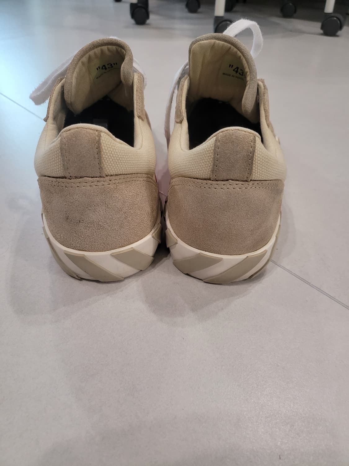 시선을 사로잡는 한 끗 차이, 오프화이트 벌카 스니커즈 OFF WHITE 상품이미지8