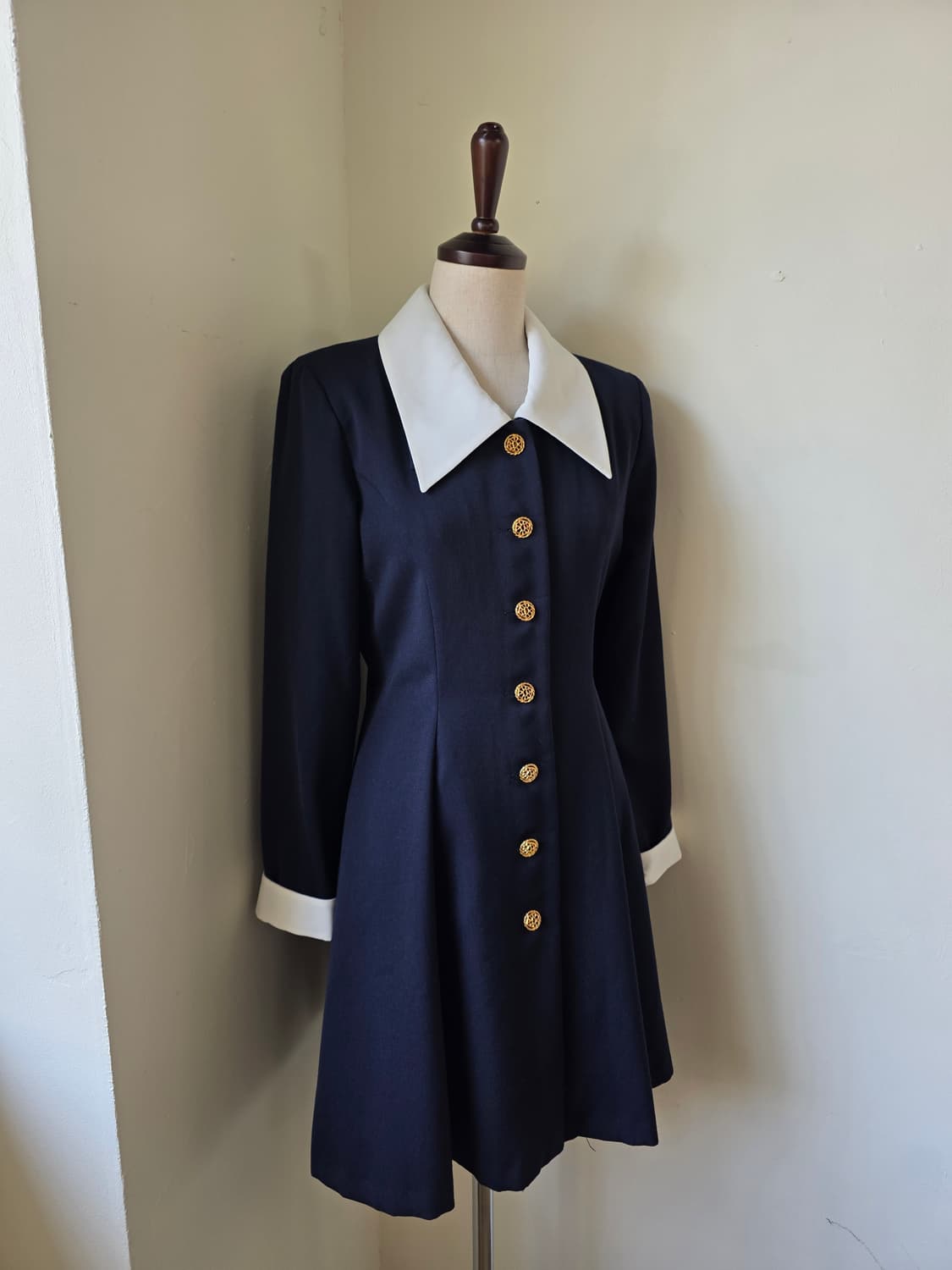 네이비 배색 금장 단추 원피스 상품이미지2