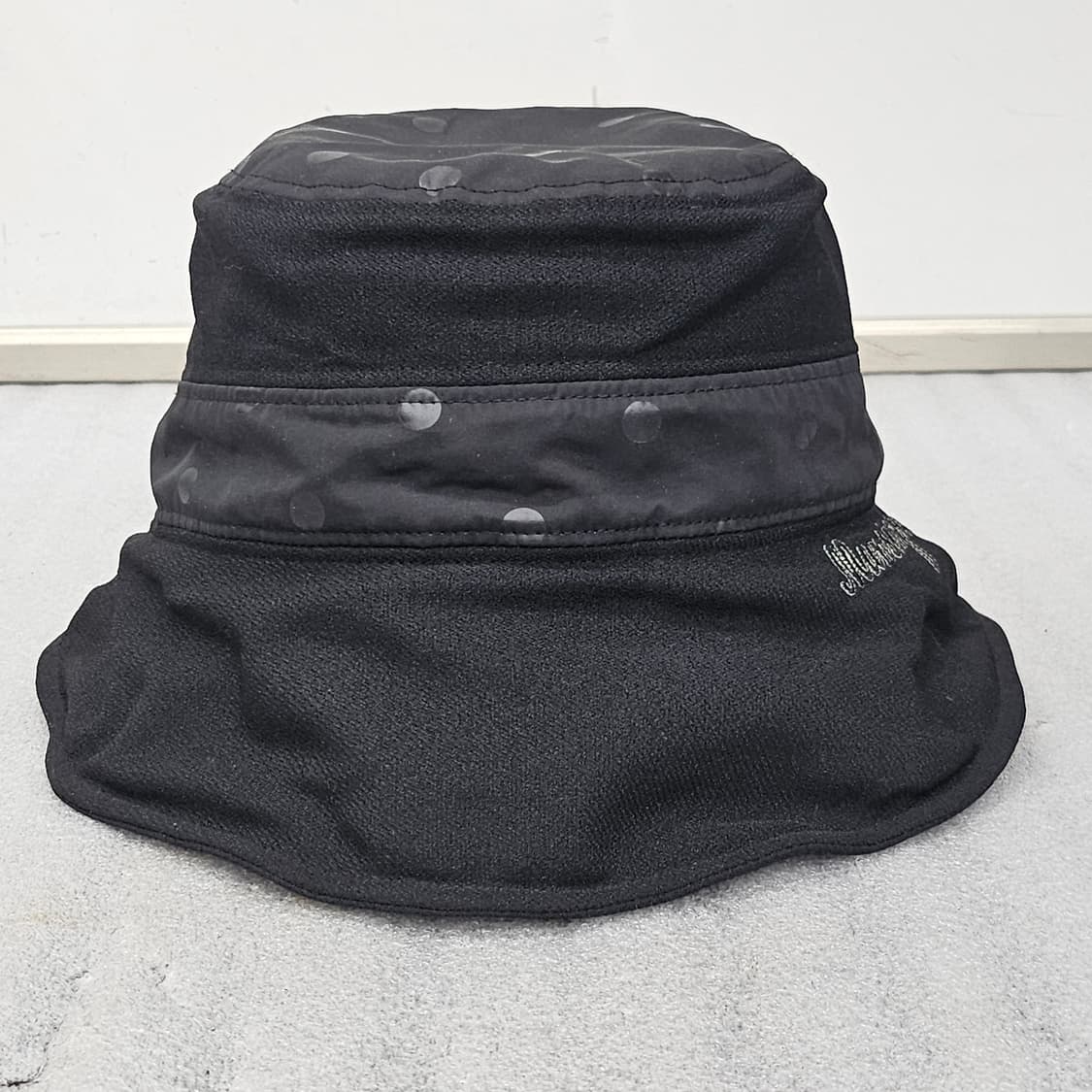 깔끔한 블랙 색상에 귀여운 도트 패턴이 돋보이는 Munsingwear 정 상품이미지2