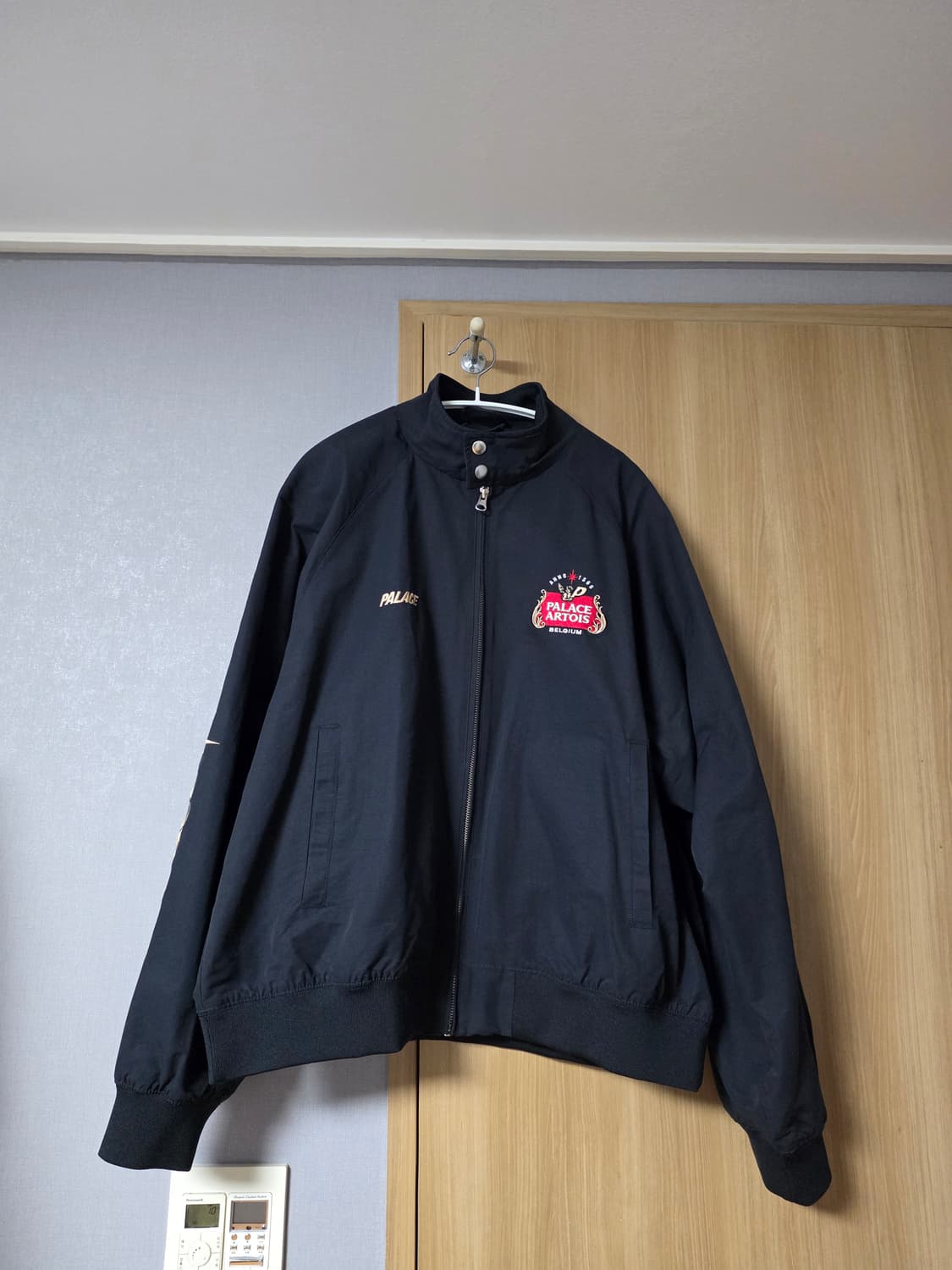 [L] 팔라스 x 스텔라 아르투아 매치 자켓 블랙 상품이미지1