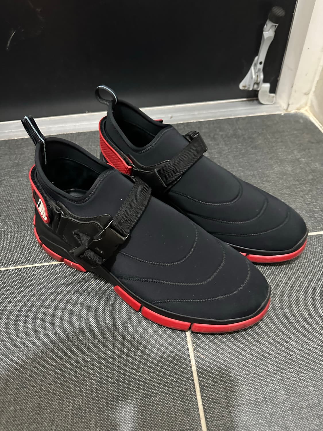 프라다 네오프렌 버클 로우탑 스니커즈 블랙 275 상품이미지1