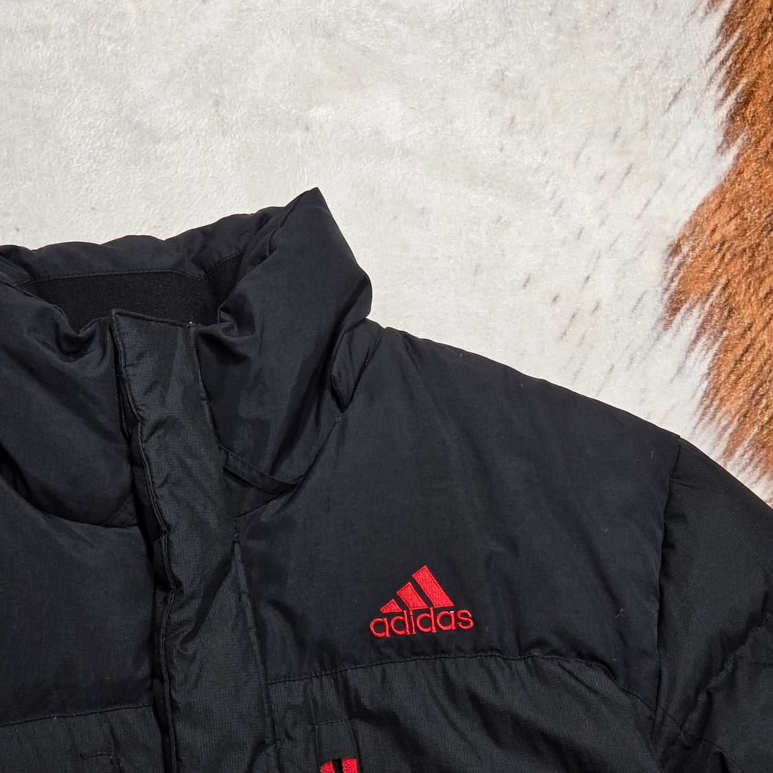 아디다스 덕다운 레드 로고 블랙 패딩 상품이미지2