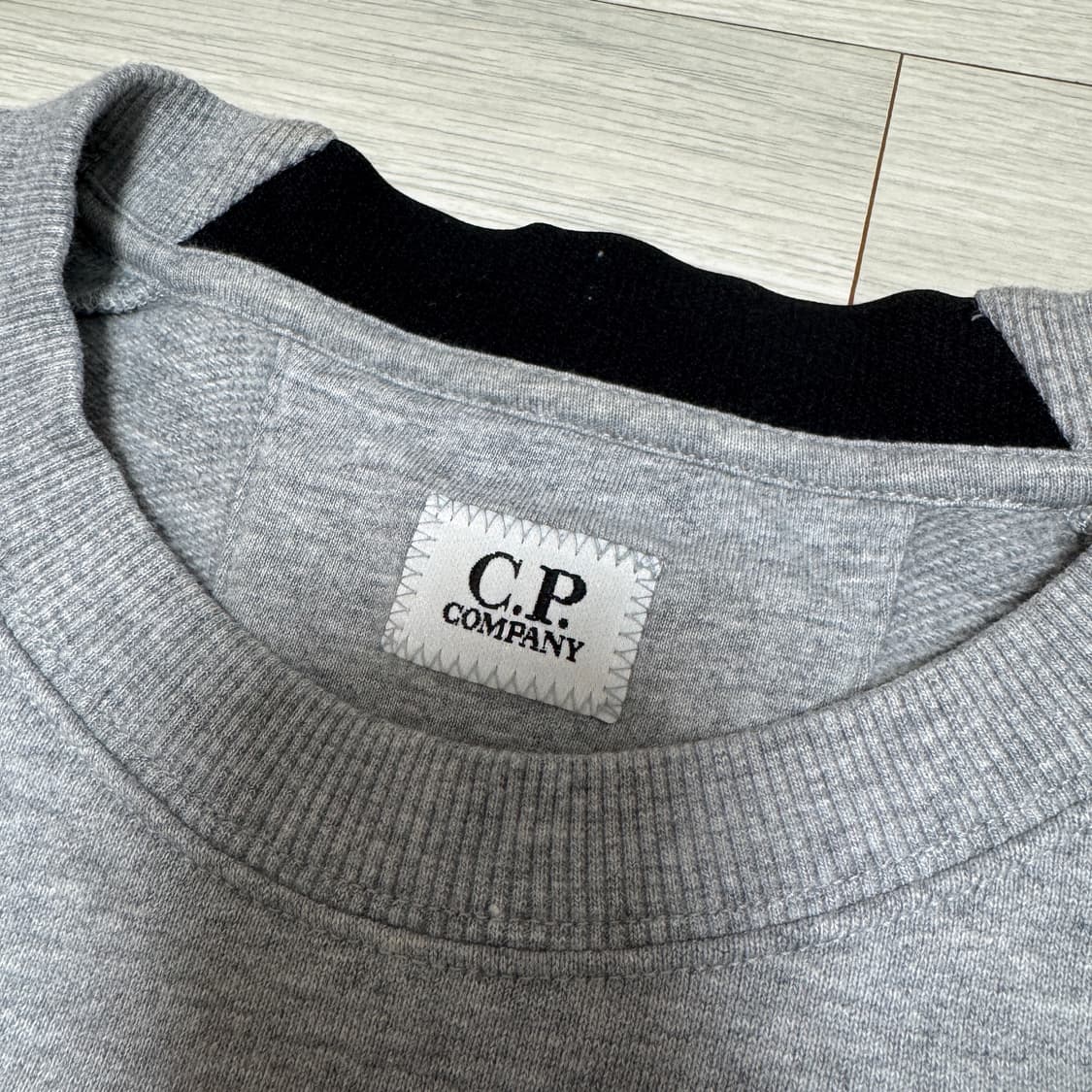cp컴퍼니 맨투맨 상품이미지2