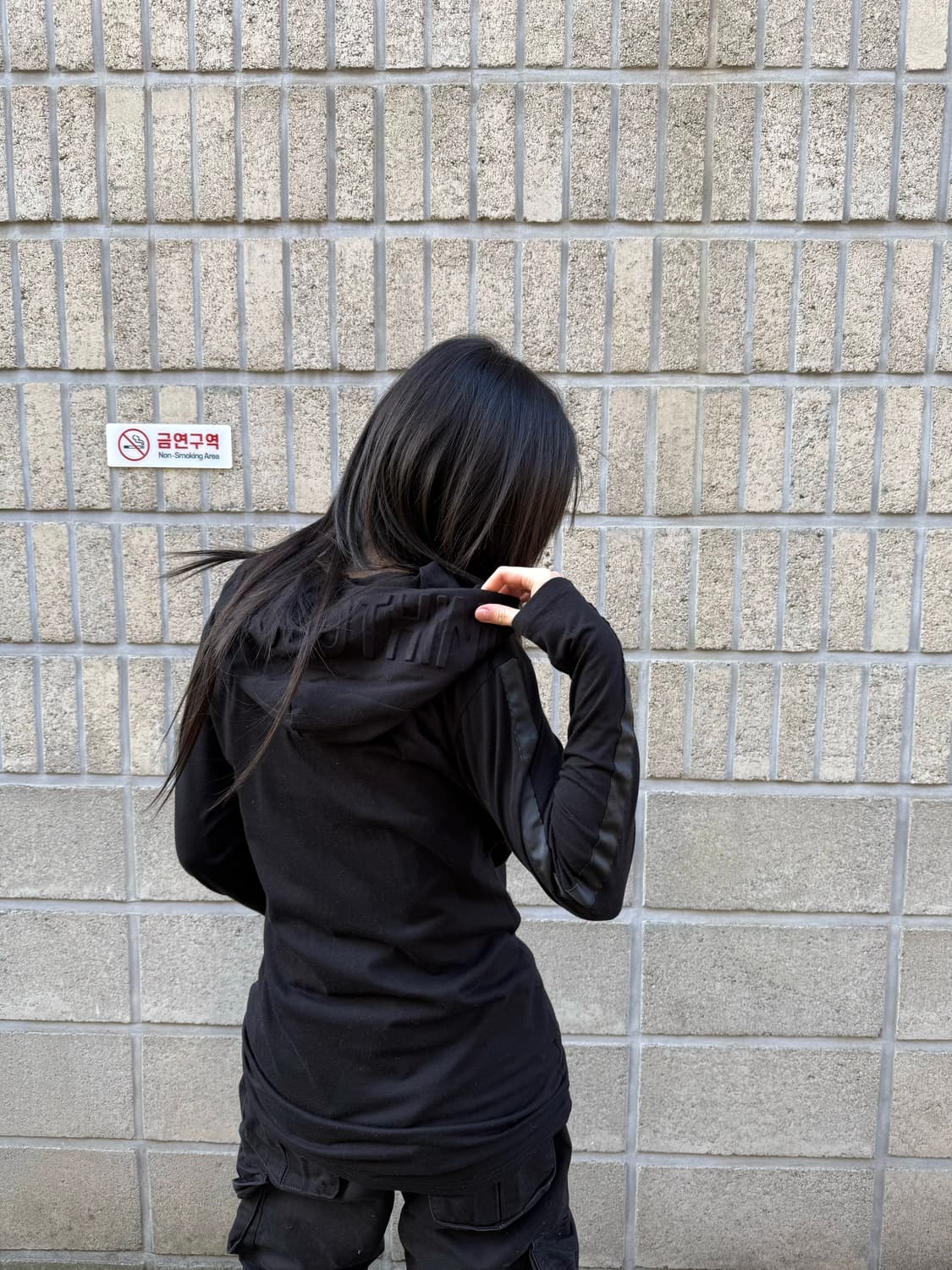 버클 디테일 올 블랙 슬림 후드집업 상품이미지5