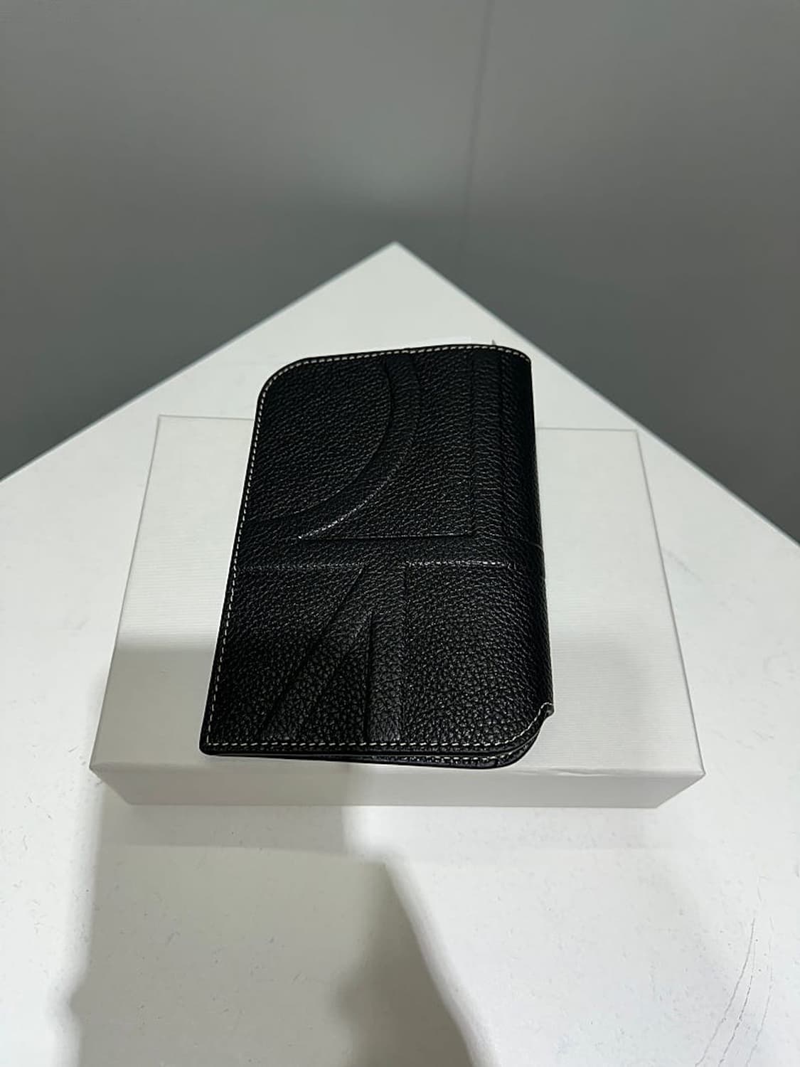 (정품/새상품) 토템 여성 블랙 모노그램 레더 여권 지갑 상품이미지2