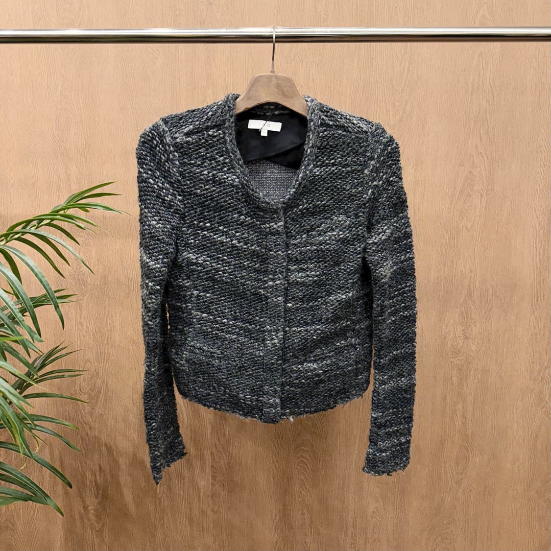 이로 라운드넥 트위드 자켓 노카라 히든 버튼업 디테일 레귤러핏 차콜 상품이미지1