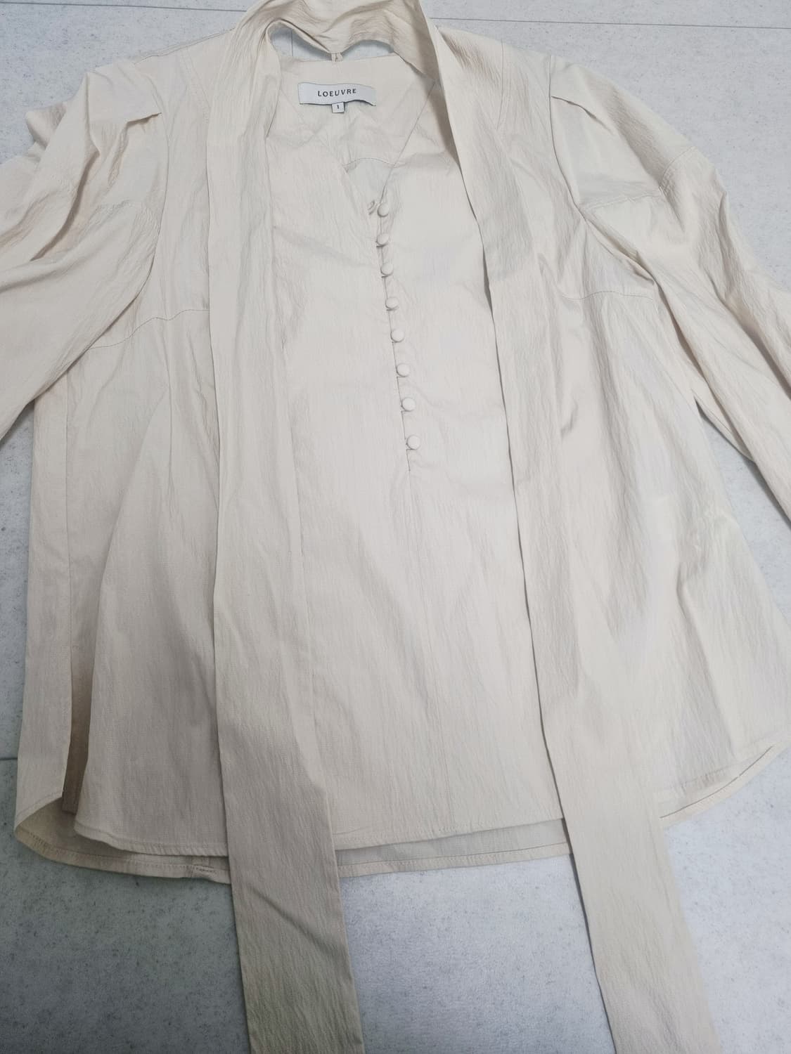 루에브르 타이 블라우스 (이나연 착용) 상품이미지5