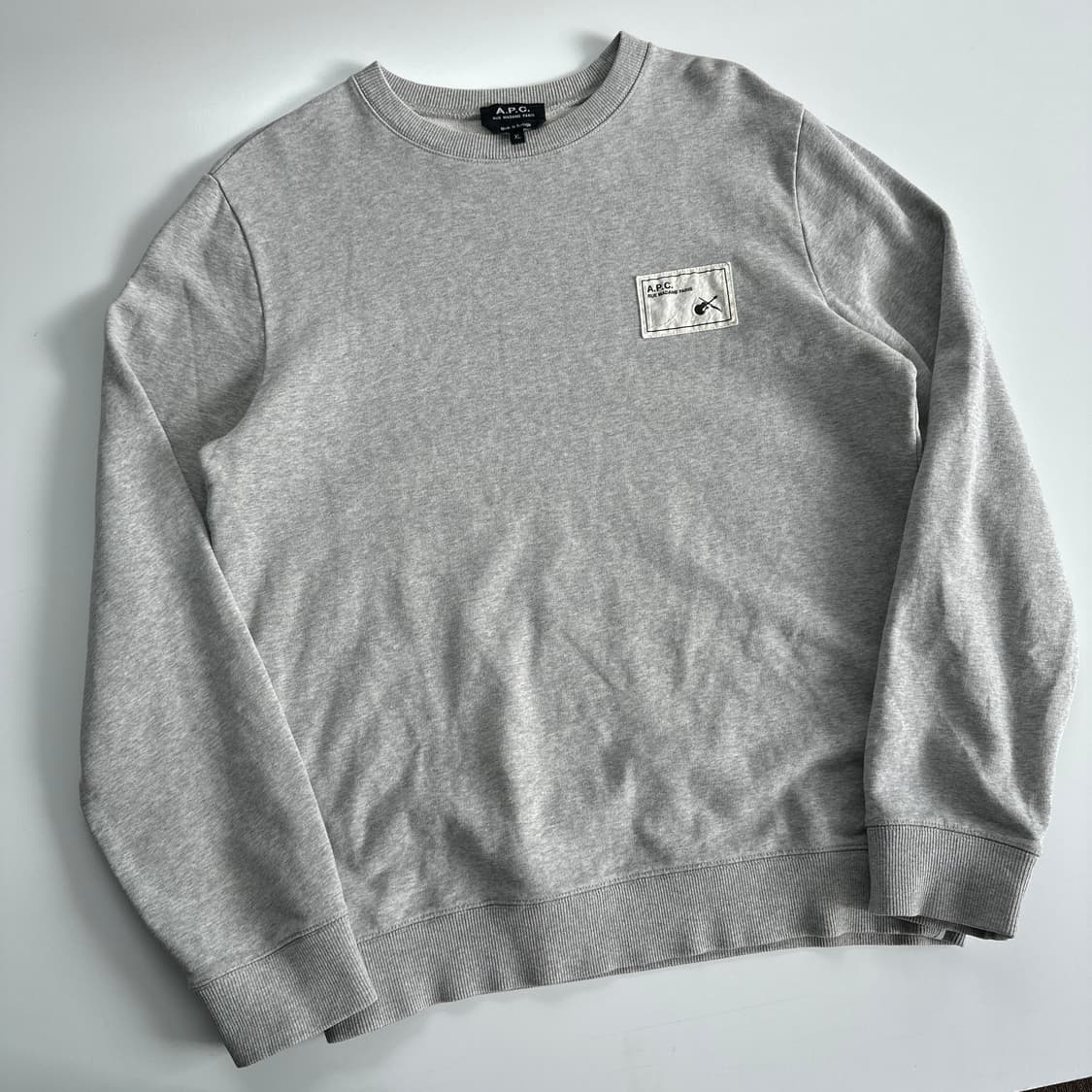 A.P.C 아트웍 패치 로고 맨투맨 상품이미지1