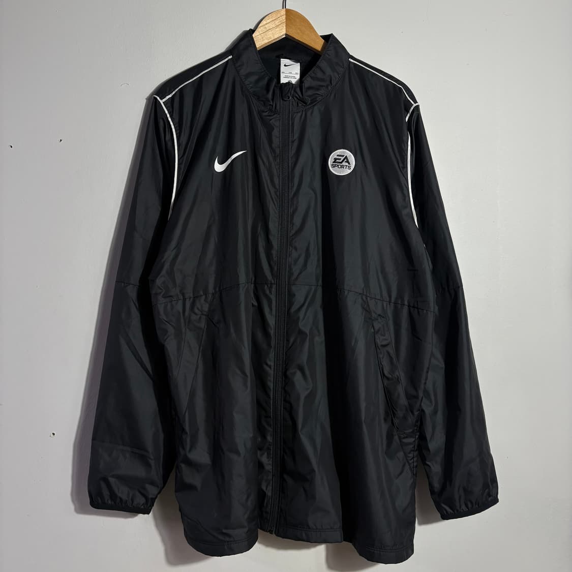 나이키 x EA SPORTS 블랙 윈드브레이커 자켓 (무료배송) 상품이미지1
