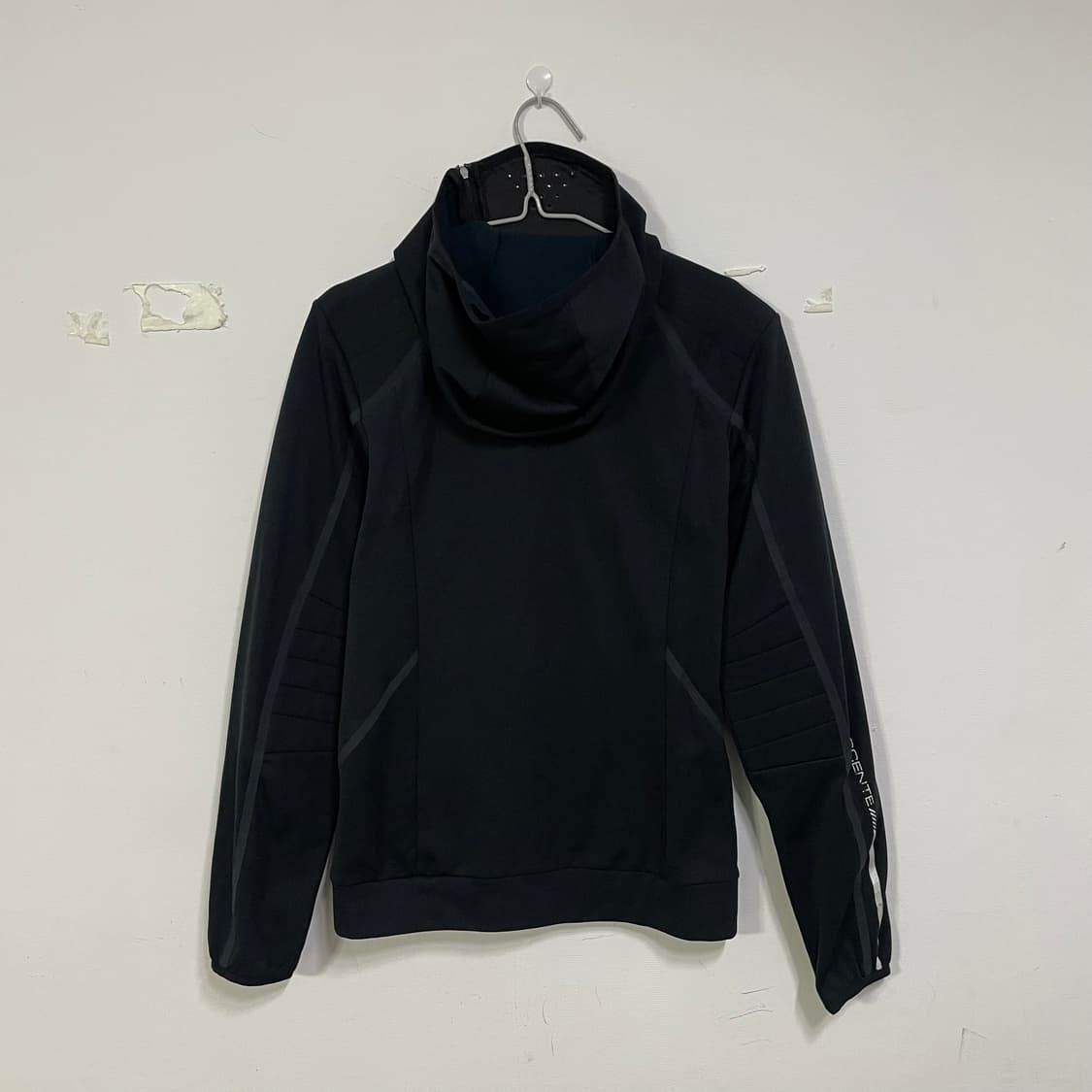 데상트 블랙 후드집업  상품이미지2