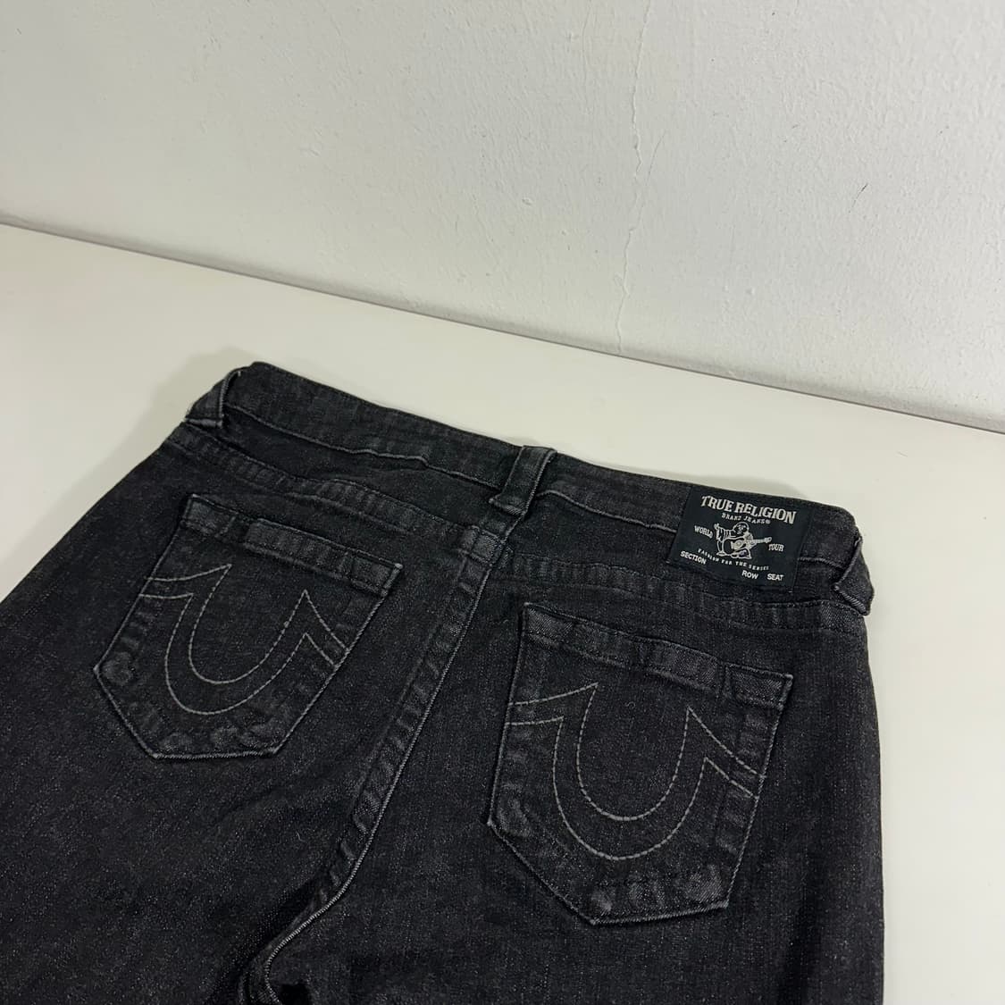 우먼L 트루릴리젼 세미부츠컷핏 블랙워시드 부츠컷청바지 상품이미지1