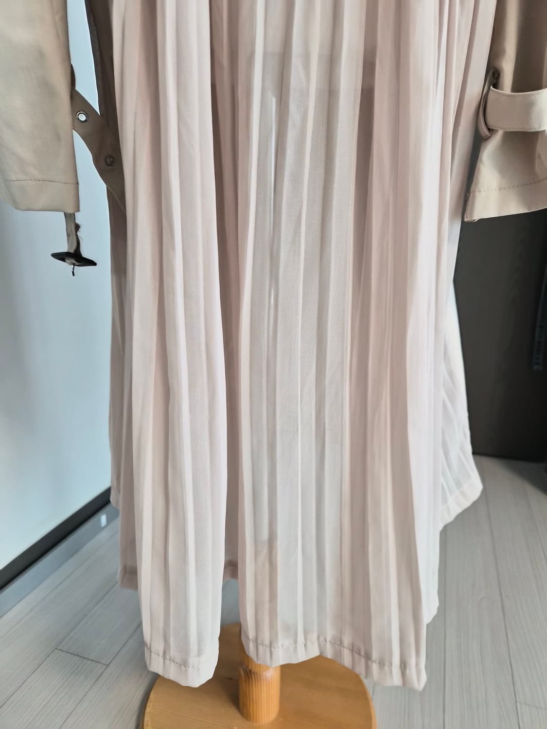 반전 뒷태! 살랑살랑 플리츠 배색 트렌치코트 상품이미지4