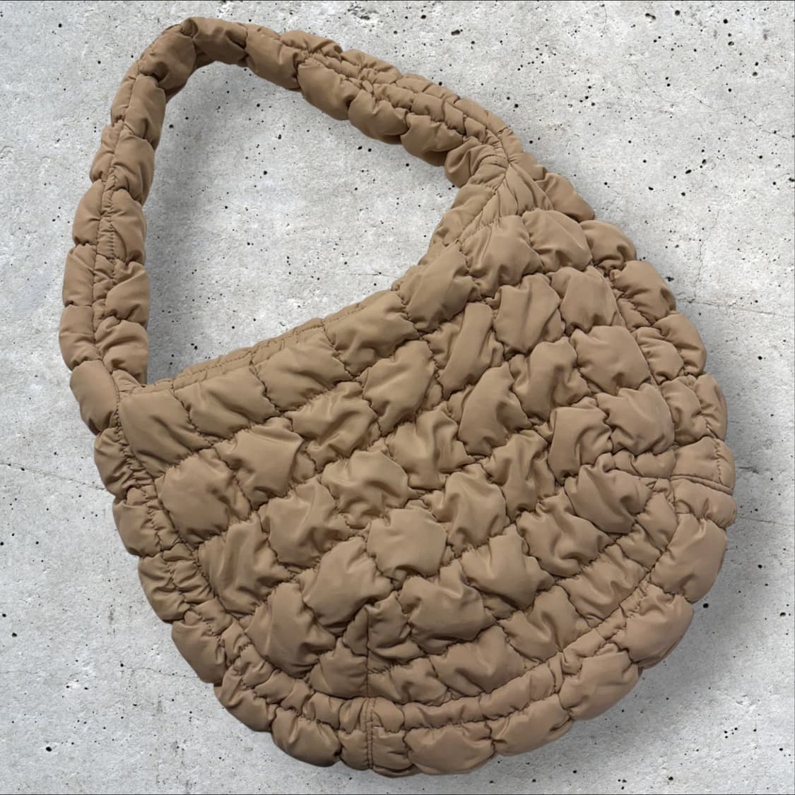 코스 퀼티드 숄더백 베이지 토트백 상품이미지1