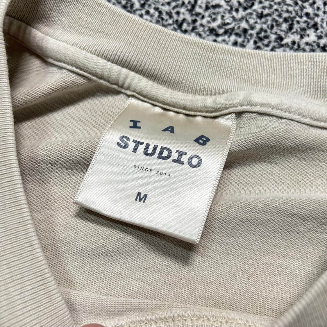 아이앱 스튜디오(I.A.B STUDIO)오트밀 피그먼트 티셔츠 상품이미지4