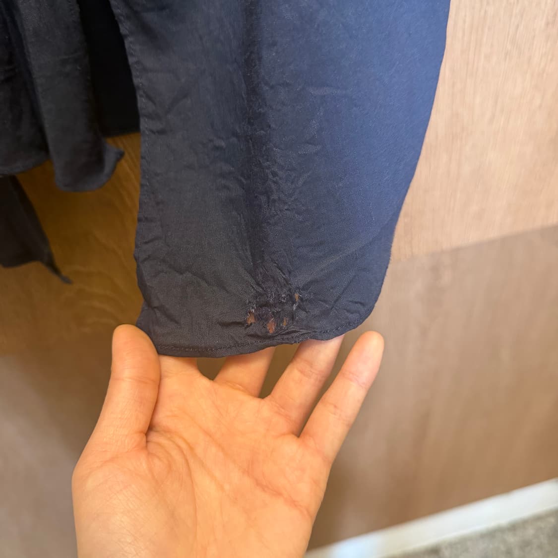 빈티지 반팔 블라우스 프론트 타이 스트랩 디테일 루즈핏 블랙 상품이미지5