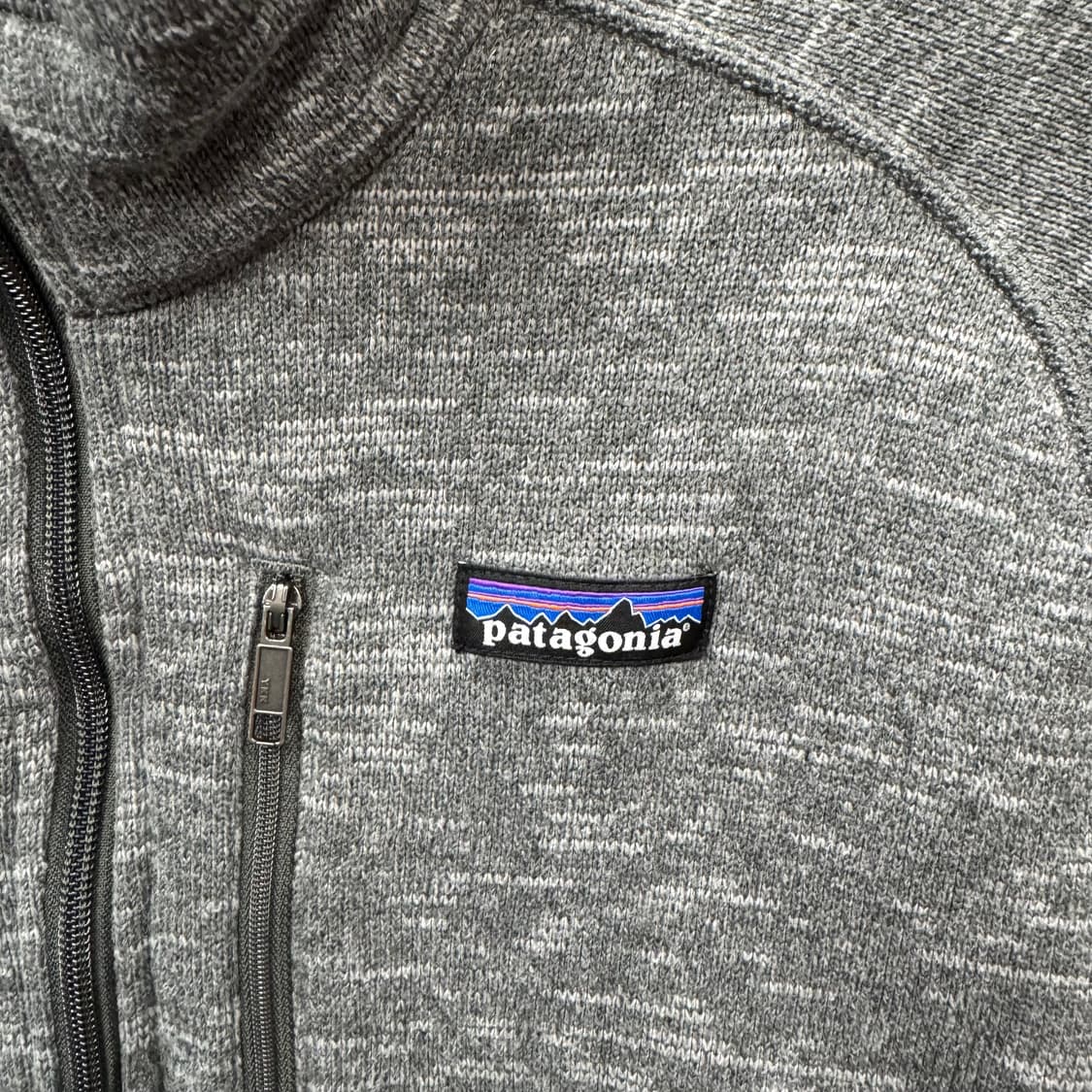 파타고니아 플리스 솔리드 하프 집업 자켓 사이드 집업 디테일 차콜 상품이미지5