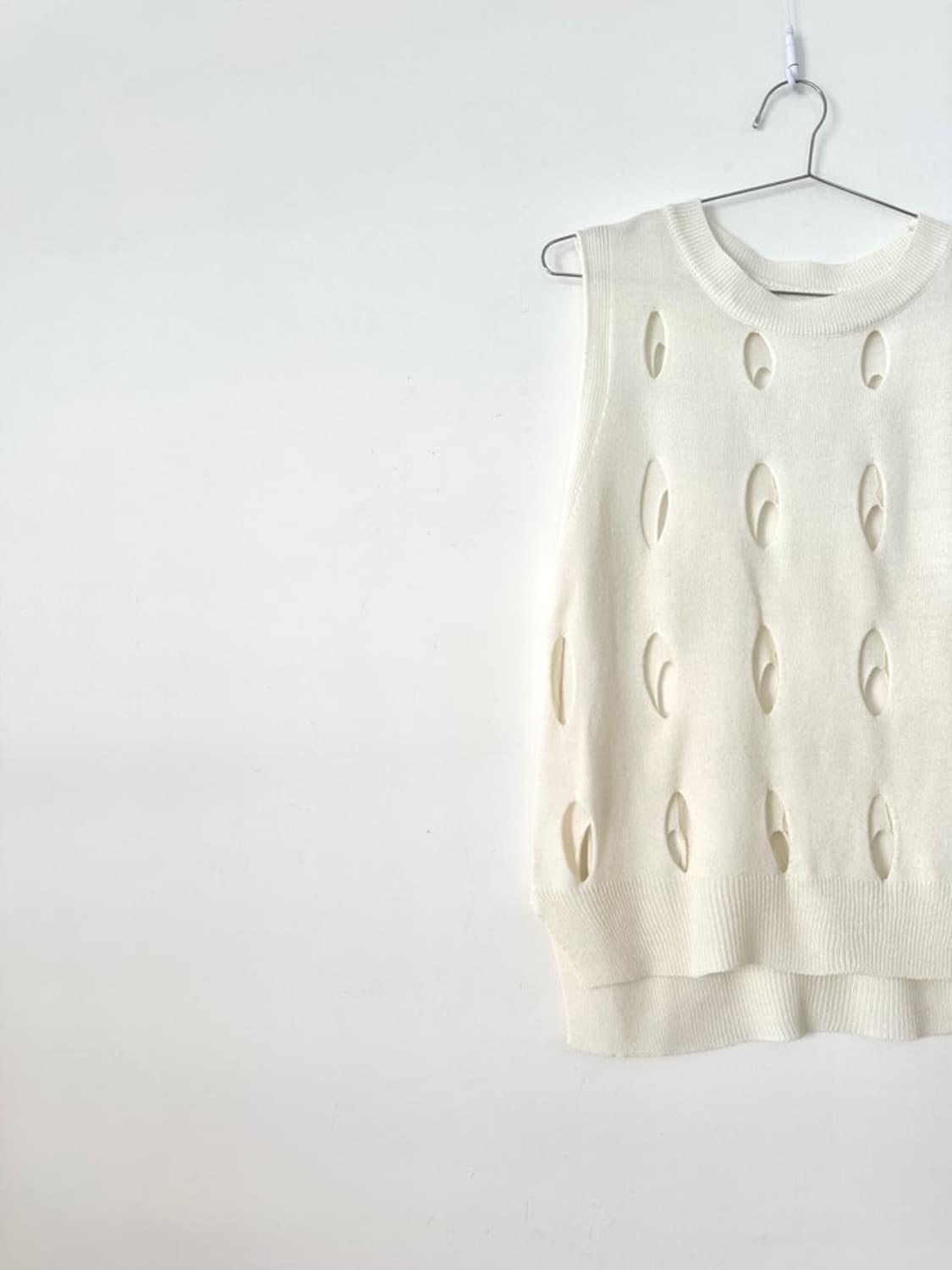 Punching hole sleeveless knit / ivory 상품이미지3