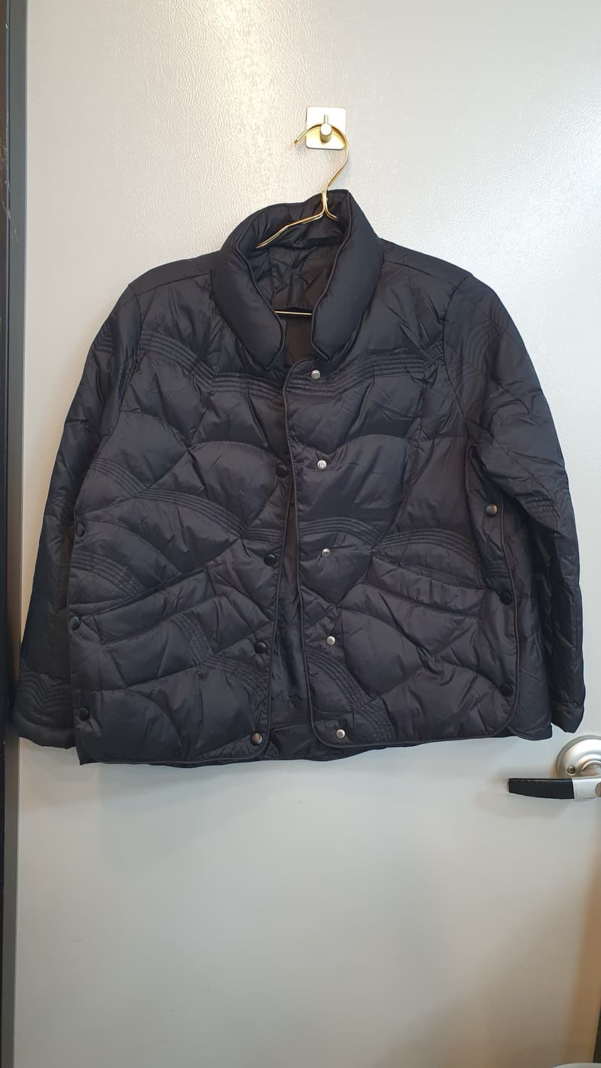 블랙 색상의 오리털 경량 점퍼입니다. 겉감은 은은한 광택 상품이미지1