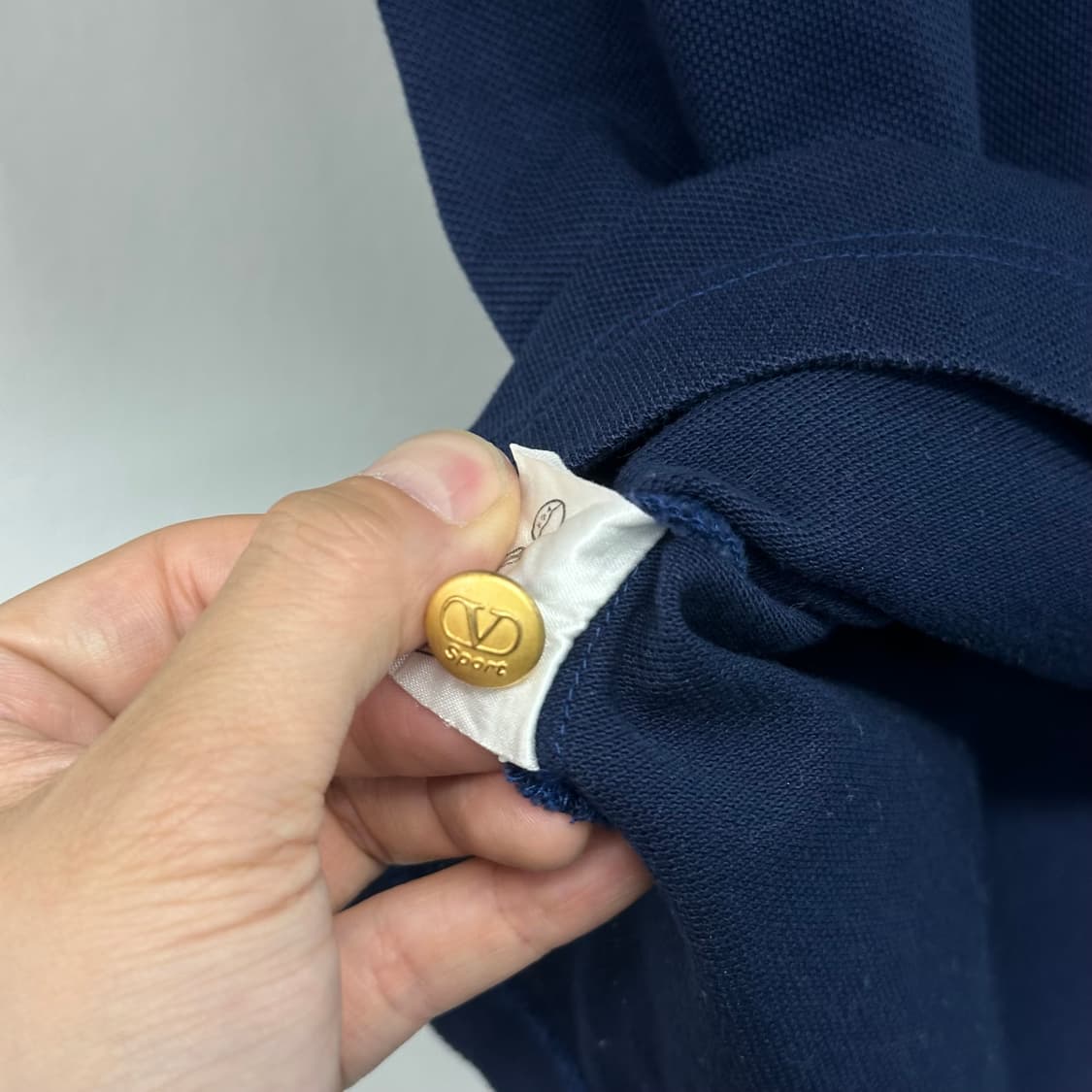 발렌티노 금장 로고 버튼 카라티 상품이미지7
